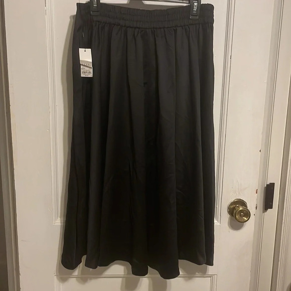 Woman’s Elle satin pleated skirt tie front NWT size MP - Picture 2 of 6